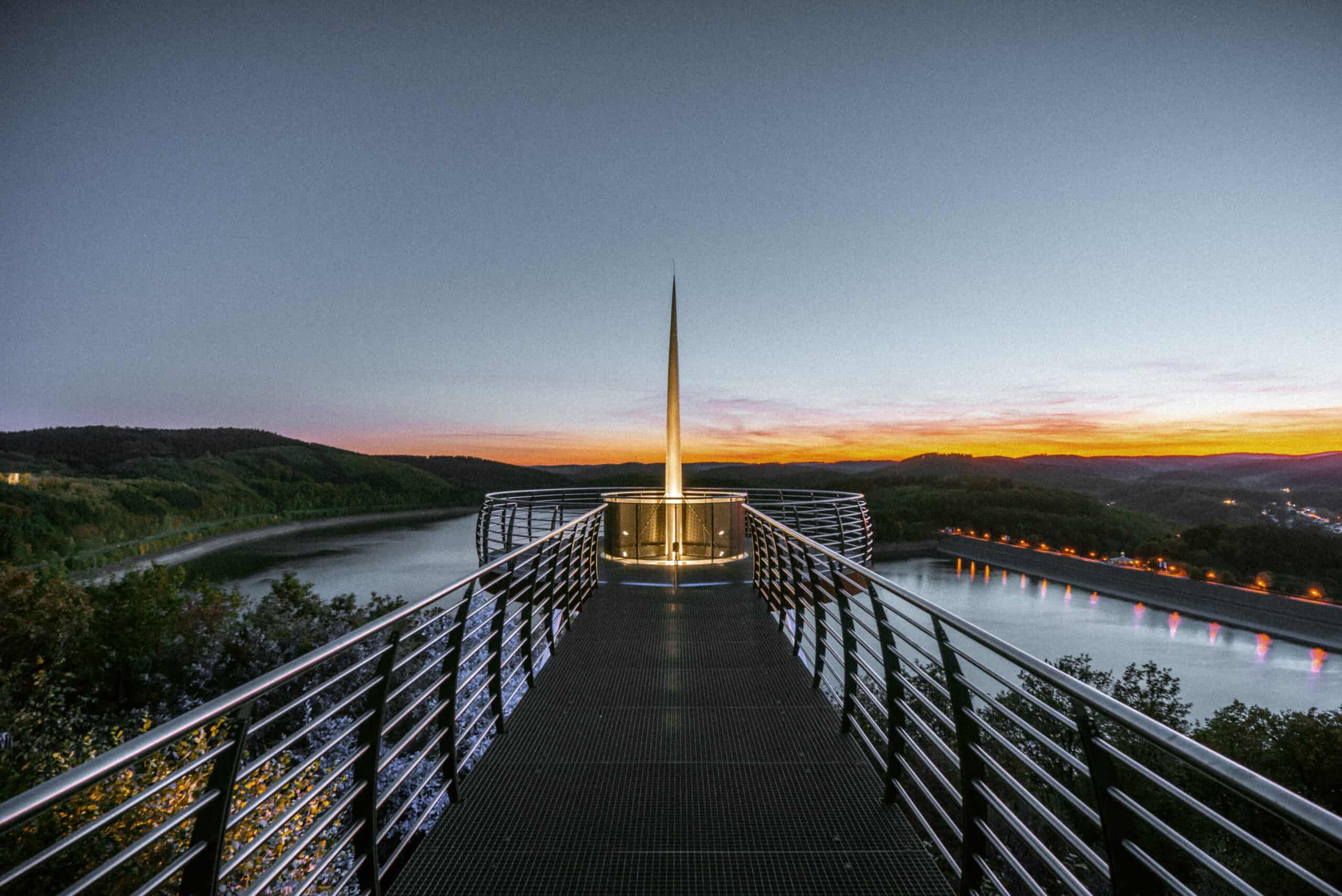 Aussichtsplattform Biggeblick in der Abenddämmerung