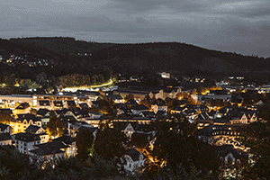 Blick auf die Attendorner Innenstadt bei Nacht